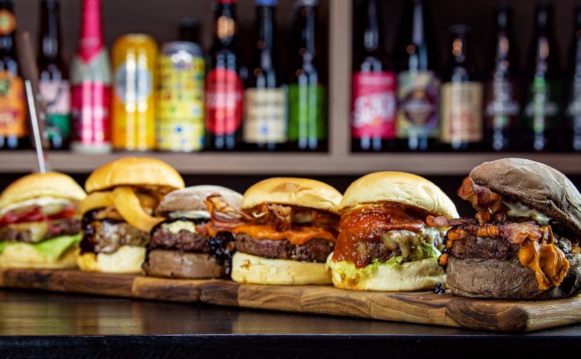 Chope dobrado e promo de Burgers no aniversário do Los Cervejeiros.