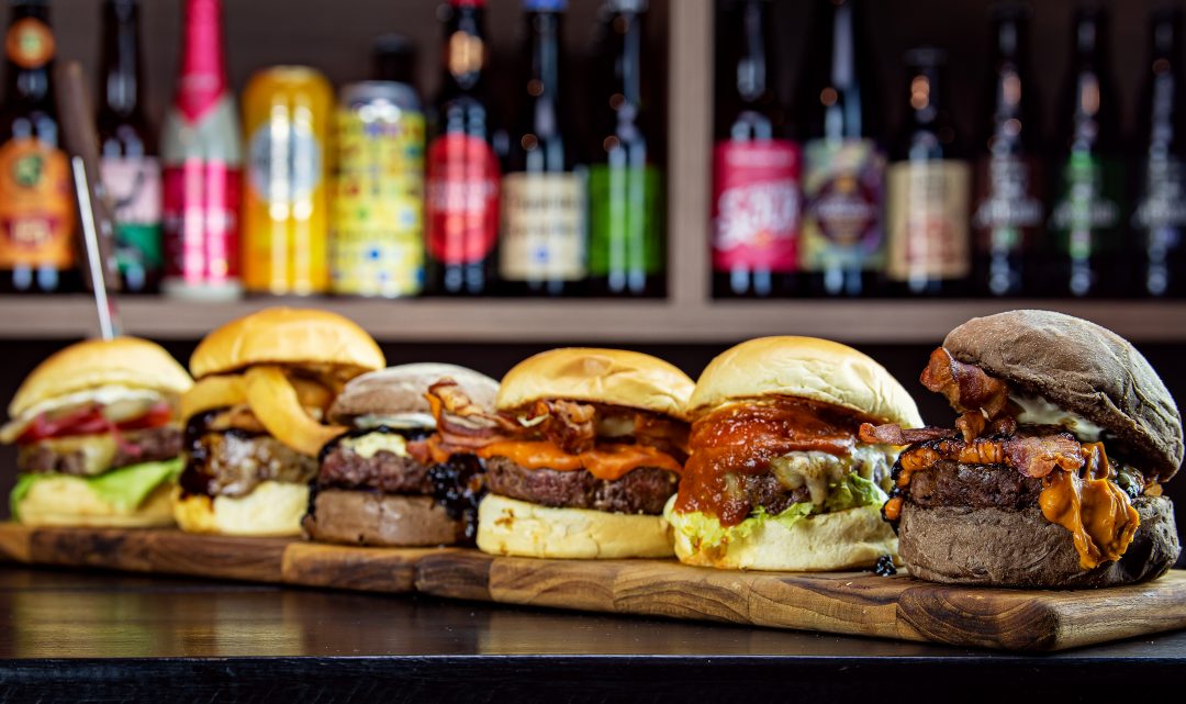 Chope dobrado e promo de Burgers no aniversário do Los Cervejeiros.