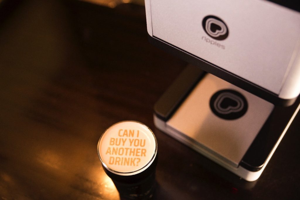 Máquina imprime imagens na espuma da cerveja