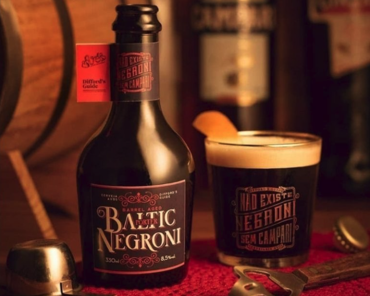 Baltic Negroni, da Avós, utiliza a base da Baltic Porter e, depois, descansa em uma barrica de carvalho que continha Negroni