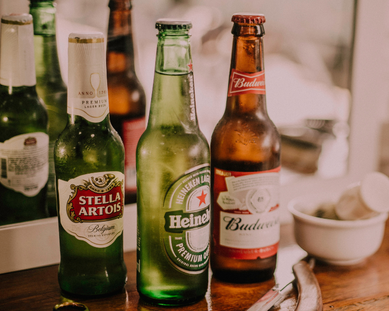 Garrafas da Stella Artois Heineken e Budweiser Qual a diferença entre a Heineken e outras cervejas