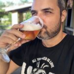 Foto de Nélio Castro bebendo cerveja no copo