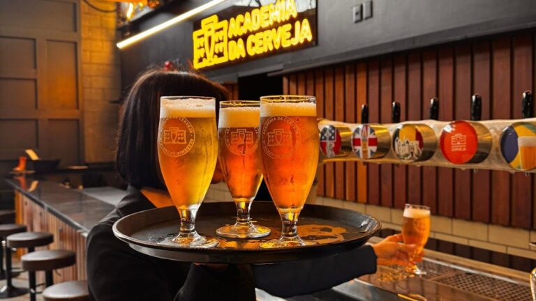 Dia do Garçom: Ambev oferece 5 mil bolsas de estudos para capacitação de profissionais